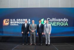 Mark Wilson, Presidente de la Junta Directiva del Consejo de Granos y Bioproductos de los Estados Unidos (USGBC); Bernardo Arévalo, Presidente de Guatemala; Luke Lindberg, Subsecretario de Comercio y Asuntos Agrícolas Extranjeros del USDA de Estados Unidos; y Ryan LeGrand, Presidente y CEO del USGBC.