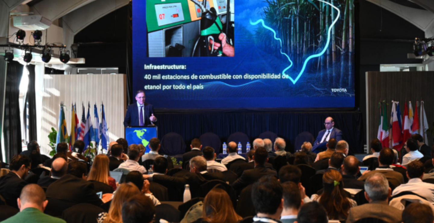 Conferencia de un representante de Toyota en la Cumbre Panamericana de Biocombustibles Líquidos, con diseño azul